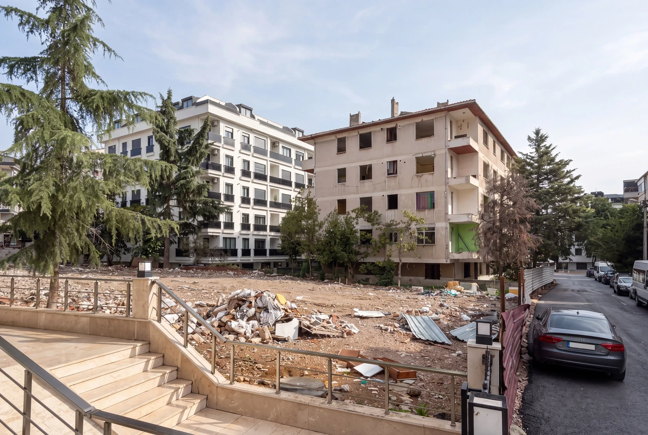 Birlik Apartmanı’nın yapılacağı, yıkımı tamamlanan parsel