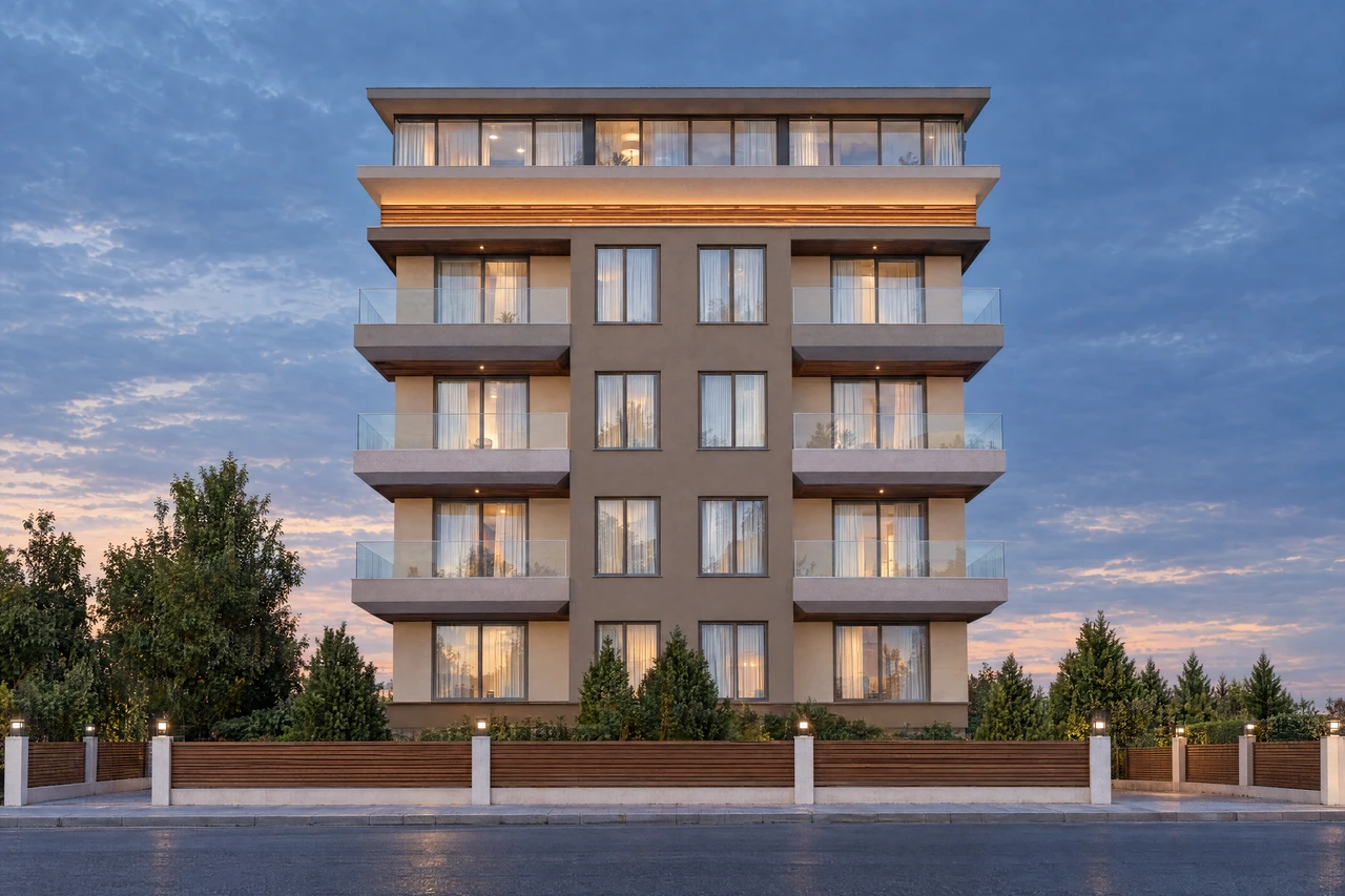 Küçüktur Yolu Dermancı Apartmanı; vizon tonlu orta cephe, bej balkonlar ve tam genişlikte cam üst kat