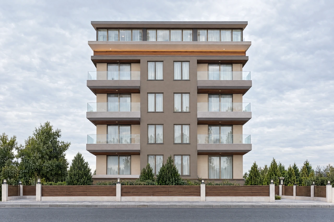 Küçüktur Yolu Dermancı Apartmanı, ön cephe, bulutlu hava