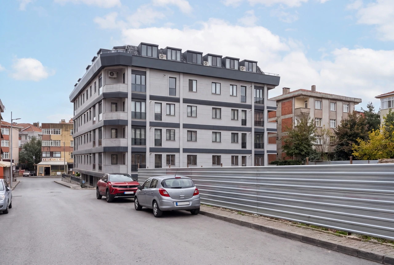 Kılavuz Apartmanı’nın yapılacağı parsel; şantiye çiti ve sokak