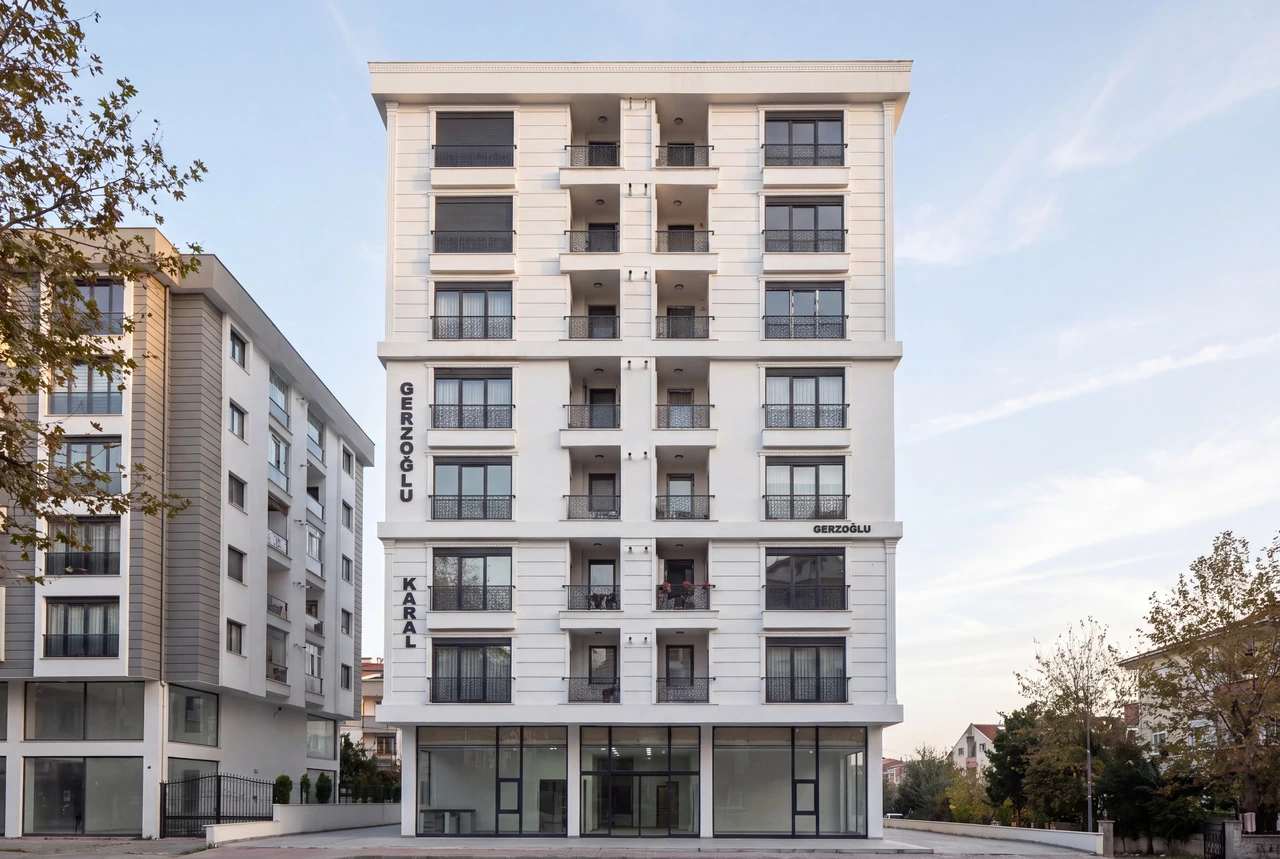 Mehmet Akif Apartmanı, Tuzla; beyaz cephe ve siyah dekoratif balkon korkulukları